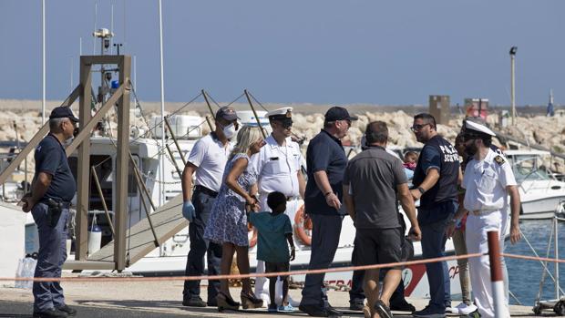 Inmigrante en el puerto siciliano de Pozzallo