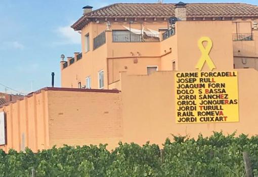 Uno de los murales por la independencia