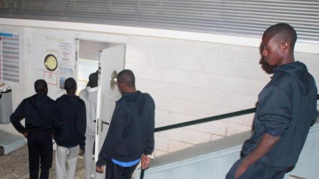 Un pabellón de deportes de Motril habilitado por la Policía Nacional este martes ante la falta de espacio en el Centro de atención temporal (CETI) del puerto