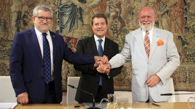 Firma de protocolo con el coleccionista Roberto Polo