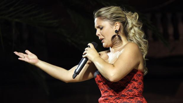 María Rubí actuará este domingo a las 23.00 horas en la plaza de España de Villacañas con su espectáculo de copla «En cuerpo y alma»