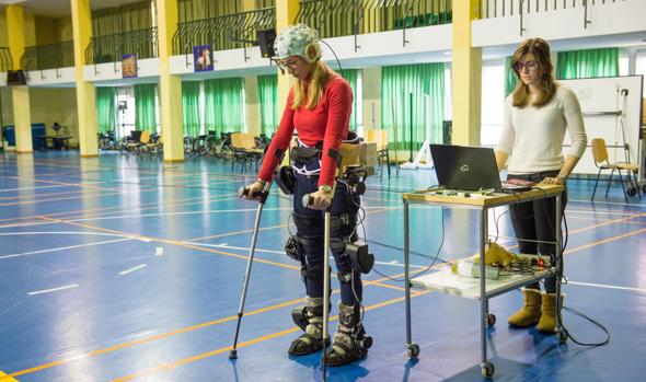 Una paciente del hospital se ayuda de un exoesqueleto para caminar