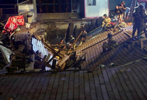 Los equipos de emergencias, la pasada madrugada durante el rescate de los heridos tras el desplome de la plataforma