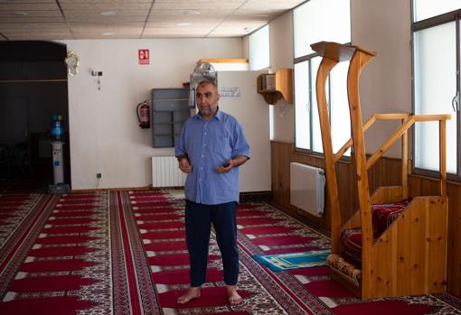 El imán Mohamed el Onsre, después de la oración, en la mezquita de Ripoll donde su antecesor radicalizó a los terroristas del 17-A