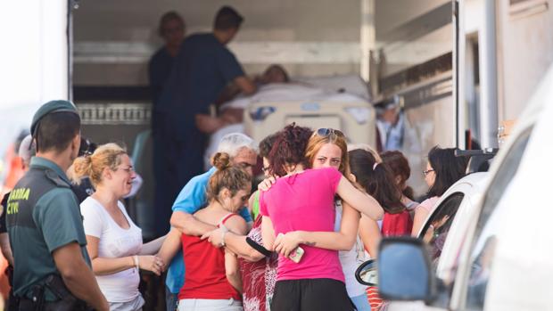 La familia de Teo Rodríguez, desolada frente a camión que le trasladó a su domicilio el martes