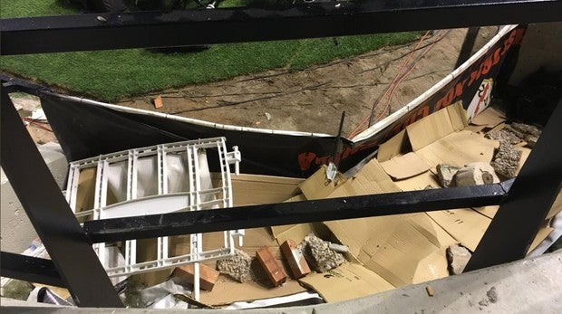 Hueco del estadio por el que se precipitó el menor