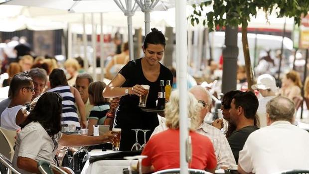 La campaña «No se lo pongas en bandeja» informará a los empleados de la hostelería de sus derechos laborales