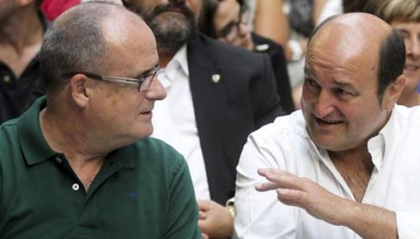 Andoni Ortuzar (d), junto a Joseba Egibar