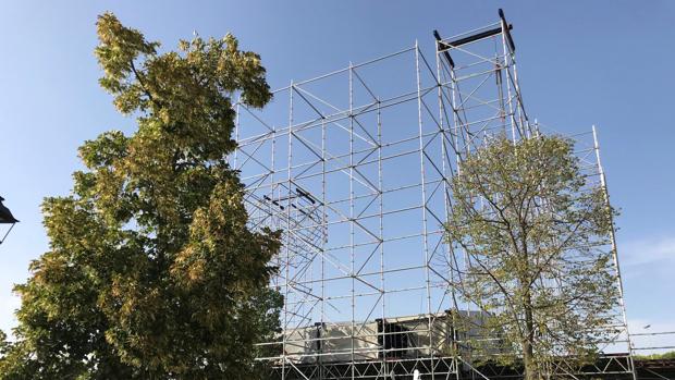 Una de las macroestructuras que se están montando para el macrofestival Amanecer Bailando