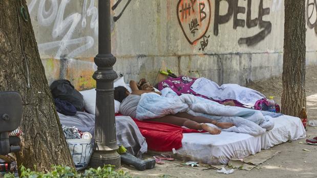 Una pareja duerme a pierna suelta a plena luz del día