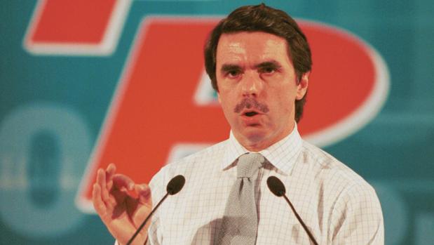 Aznar, en un mitin del Partido Popular en el año 2000