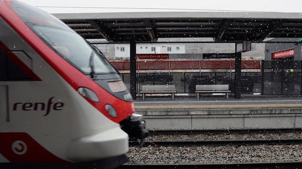 Tren de Cercanías Renfe en una estación de Madrid