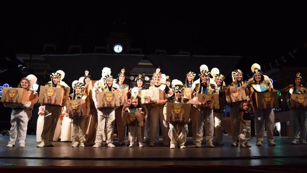 Las momias recogiendo el primer premio del desfile de comparsas 2018