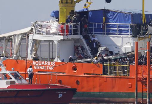 El barco Aquarius a su llegada al puerto de Valencia con los inmigrantes a bordo