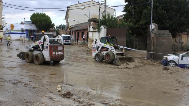 Las máquinas retiran el barro acumulado en la calle