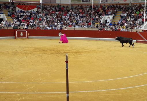 Carballo lidia con el capote a su primero