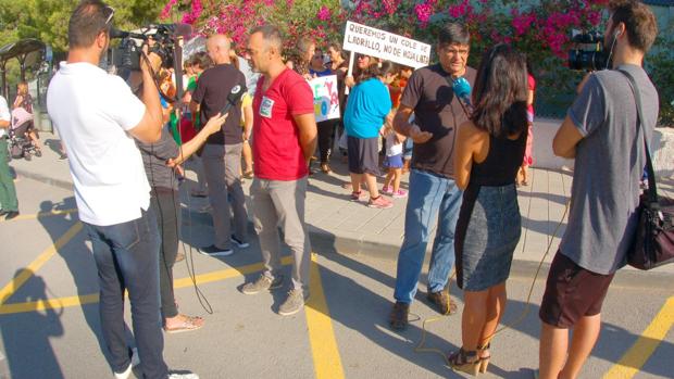 Un momento de la concentración de familias en el colegio de La Canyada del Fenollar