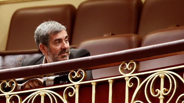 El presidente del Gobierno de Canarias, Fernando Clavijo, asiste al pleno celebrado hoy en el Congreso de los Diputados