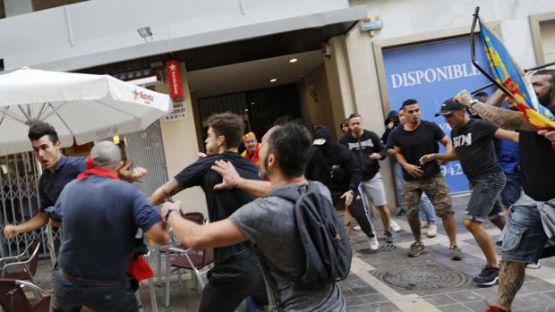 Enfrentamentos entre ultras y separatistas, el año pasado en la fiesta del 9 d'Octubre en Valencia