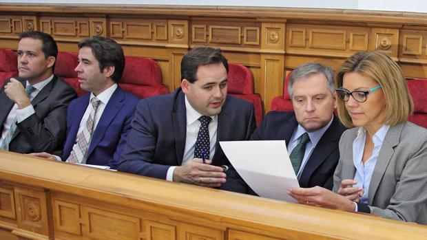 Velázquez (izquierda) junto a Núñez (centro) en la bancada popular en las Cortes regionales