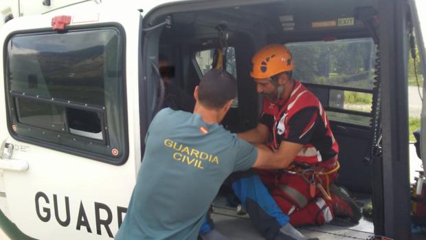 Especialistas de montaña de la Guardia Civil, durante el rescate de un herido en el Pirineo aragonés