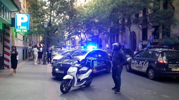 Varios coches de la Policía Nacional, en la entrada del garaje