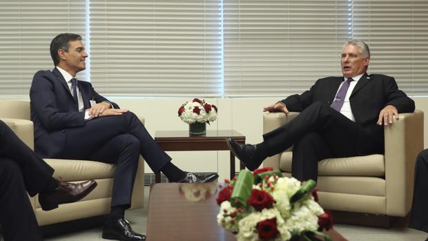 Pedro Sánchez escucha al presidente de Cuba, Miguel Díaz-Canel, en la reunión que mantuvieron en la ONU