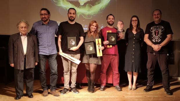 Pepe Carabias, a la izquierda, arropó a los ganadores del concurso