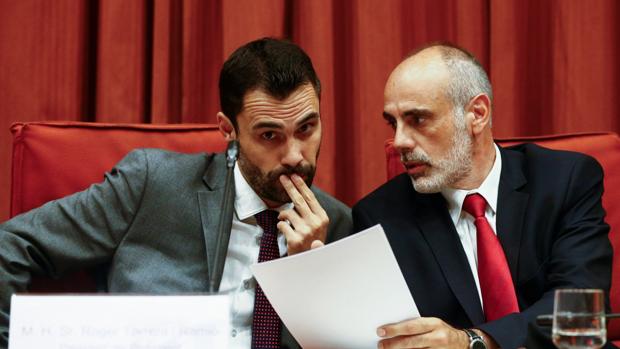 Torrent, junto al letrado, Joan Ridao, ayer en la comisión del Estatuto de los Diputados