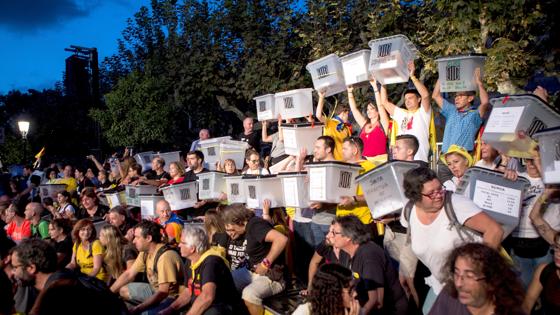 Las urnas que los organizadores de la marcha soberanista "Recuperemos el 1-O" han trasladado desde la Plaza Catalunya de Barcelona, llegan al Parlament
