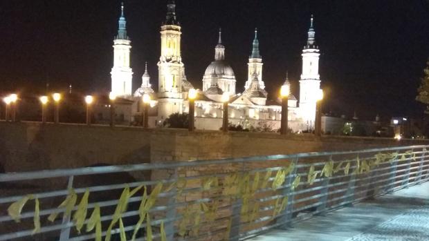 Lazos amarillos colocados junto a la zaragozana Basílica del Pilar, acto reivindicado por los «CDR de Aragón»