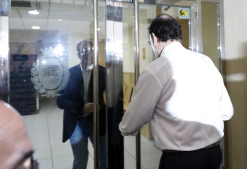 Imagen de Rajoy tomada a la entrada del Registro de la Propiedad de Santa Pola