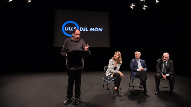 El actor Josep Maria Pou (de pie), junto a la directora de la Fundación, Núria Ramon;, el doctor Borja Coscóstegui, y el vicepresidente de la entidad, Rafael Ribo, durante la presentación de la campaña