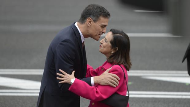 Pedro Sánchez saluda ayer a la ministraa de Defensa, Margarita Robles.