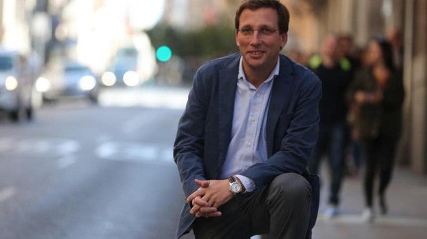 El portavoz del PP en el Ayuntamiento de Madrid, José Luis Martínez-Almeida, posa para ABC en la calle Mayor