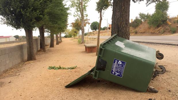 Un contenedor derribado a causa del viento provocado por el ciclón Lesley en Zamora