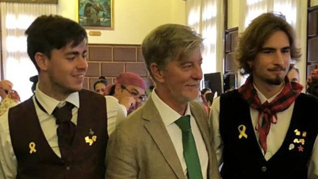 El alcalde Santisteve, de la órbita de Podemos, posando sonriente con dos independentistas catalanes en una recepción ofrecida en la Casa Consistorial durante las fiestas del Pilar