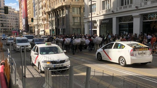 Una decena de manteros atraviesa la Gran Vía este fin de semana