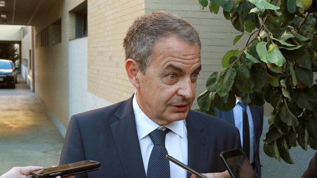 Zapatero, atiende a periodistas a su llegada al Colegio Mayor de San Bartolomé, en Salamanca, en septiembre