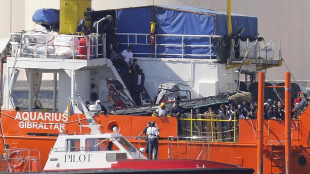 El barco Aquarius a su llegada al puerto de Valencia con los inmigrantes rescatados, en junio