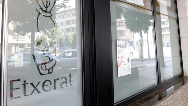 La Guardia Civil ha detenido en Hernani al etarra cuando salía de la sede de Etxerat (en la imagen)
