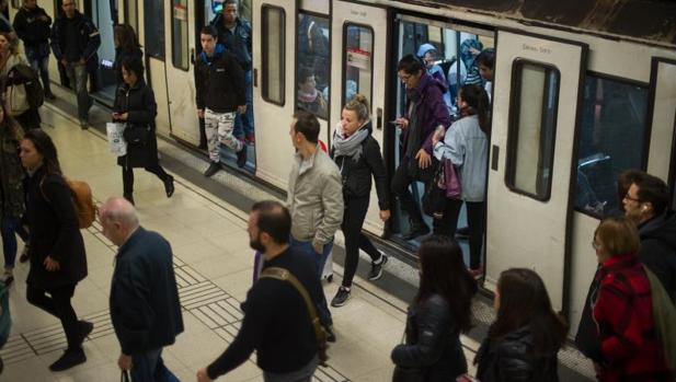 Imagen de archivo de un Metro de Barcelona