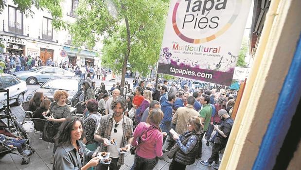 Decenas de personas disfrutan de Tapapiés. en una edición anterior