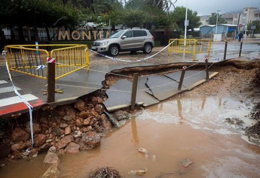 Daños en la carretera de la costa en la playa del Carregador (Castellón), este viernes