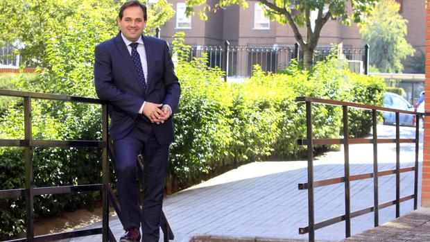 Núlñez posa para ABC en la sede toledana del PP