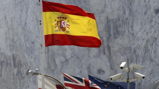 La bandera de España en el puesto fronterizo de La Línea de la Concepción (Cádiz)