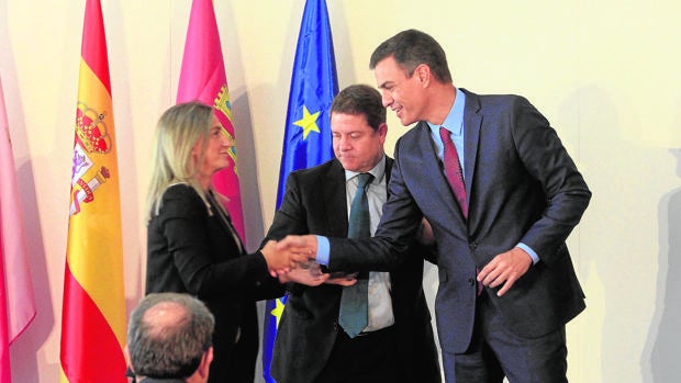 Sánchez saluda a Tolón en presencia de Page