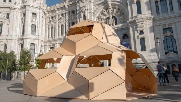 La obra Basurama, de Dagoberto Rodríguez, expuesta frente al Palacio de Cibeles
