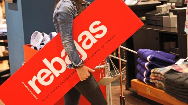 Imagen de un cartel de rebajas en un establecimiento de Valencia