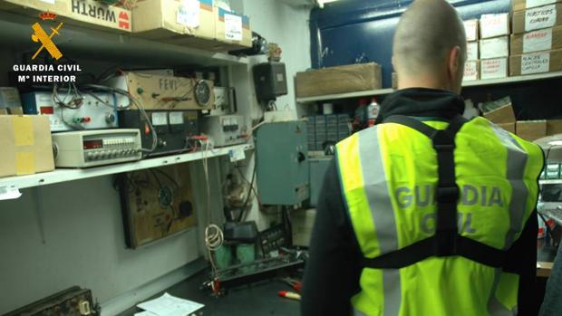 La Guardia Civil, durante el registro de uno de los talleres implicados en esta red
